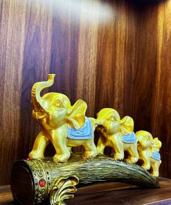 Alternative view of Tượng Gia Đình Voi Ấm Áp